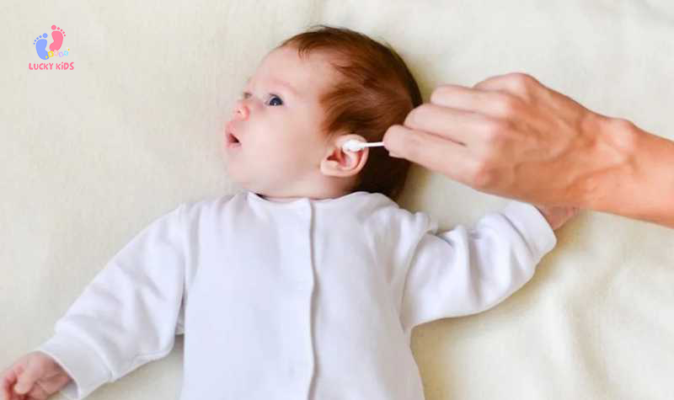 Vệ sinh tai đúng cách cho bé